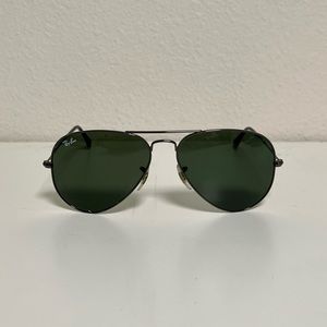 Ray-Ban classic aviator sunglasses, unisex, like new, no scratches,case included